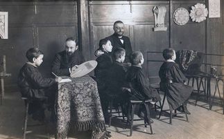 La photo montre Théodore Simon (assis avec les lunettes et la barbe) et Alfred Binet (debout) testant des enfants à l'École de la Grange aux belles à Paris,photo Archives de la Société Binet-Simon